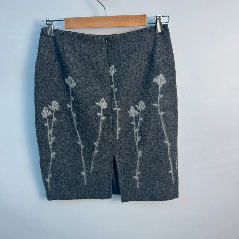 Oasis Charcoal Grey Wool Mini Skirt Ivory Rose Embroidery Back Split UK 10 Long - Image 2